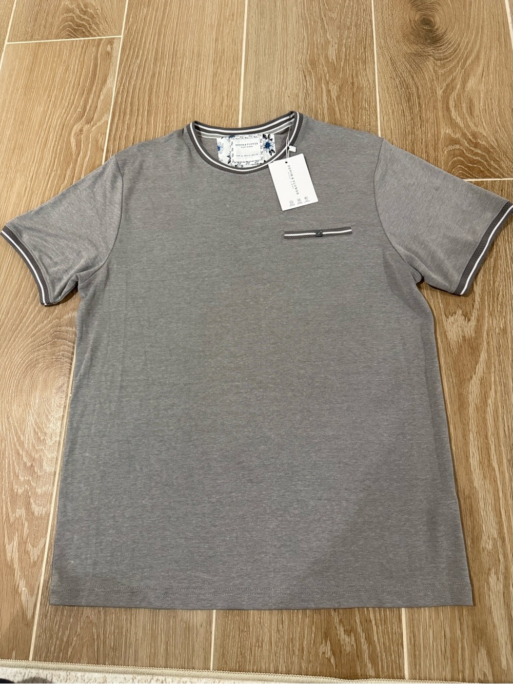Men's XL Crewneck Short Sleeve T-Shirt in Gray with Dark Contrast Trim